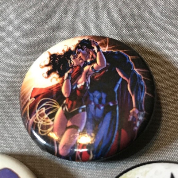 DC Comics Collectible Buttons Lot of 3 - Picture 4 of 5